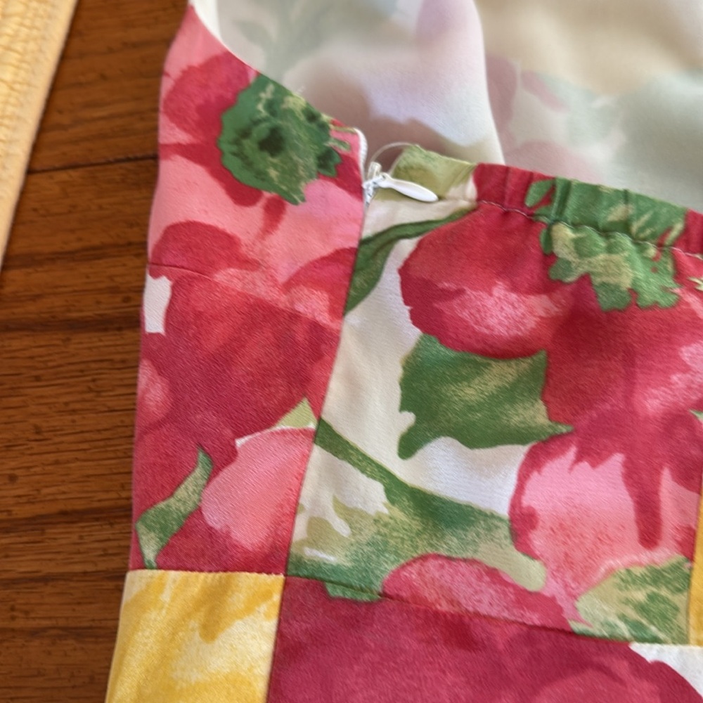Silk dress lined in polyester. Zips on the side seam. - Picture 3 of 4